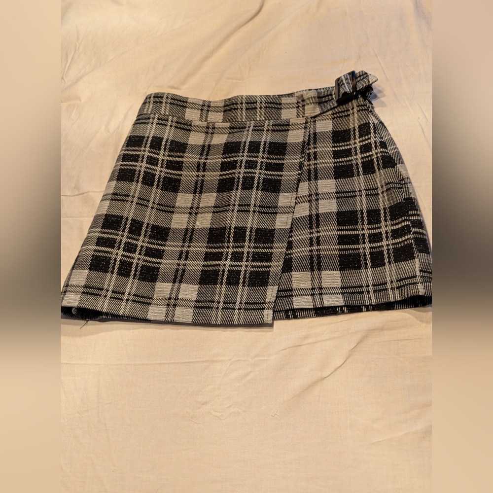 2/20$ JustFab Black and White Plaid Mini Skirt